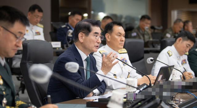 김용현 신임 국방부 장관이 지난 9월 6일 서울 용산구 합참 전투통제실에서 취임 직후 첫 공실일정으로 '전군 주요직위자 화상회의'를 주관하고 있다. 사진 제공=국방부