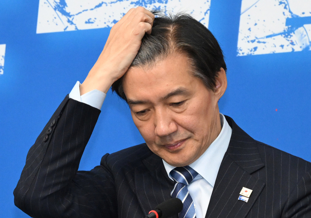 조국 조국혁신당 대표가 본인의 자녀 입시비리 및 청와대 감찰 무마 등의 혐의에 대한 대법원 판결을 하루 앞둔 11일 국회에서 열린 년은너무길다 특별위원회(탄추위)에 참석해 발언 전 머리를 쓸어 올리고 있다. 오승현 기자
