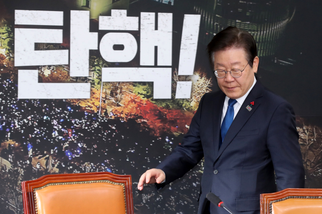 이재명 더불어민주당 대표가 12일 국회에서 열린 최고위원회의에 참석하고 있다. 뉴스1