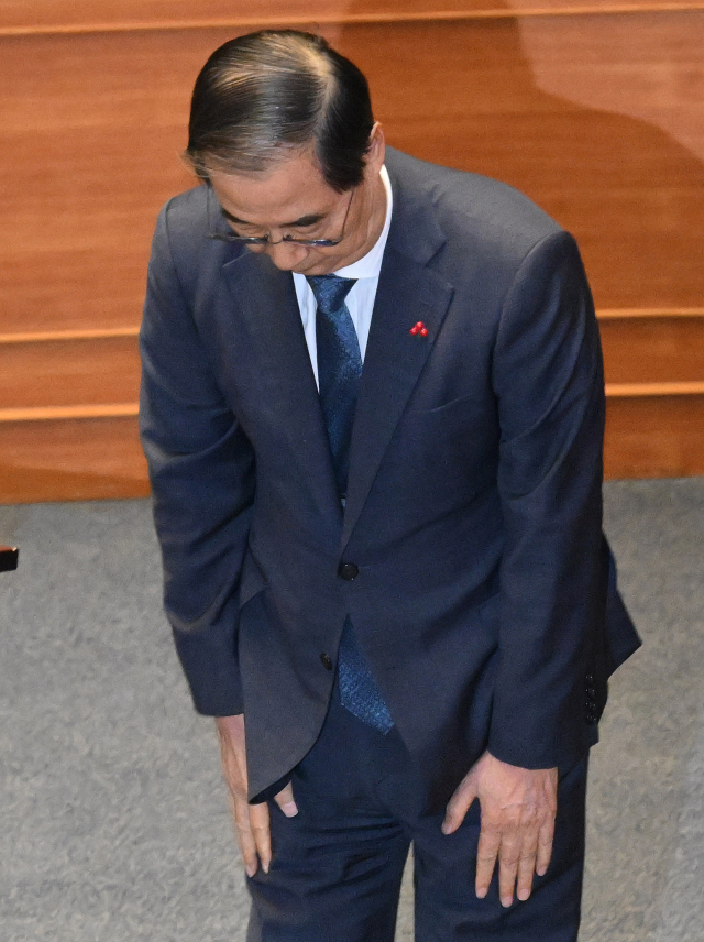 한덕수 국무총리가 11일 국회 본회의에 출석해 서영교 더불어민주당 의원의 사과 요구에 12·3 비상계엄 사태에 대해 고개 숙여 사과하고 있다. 오승현 기자