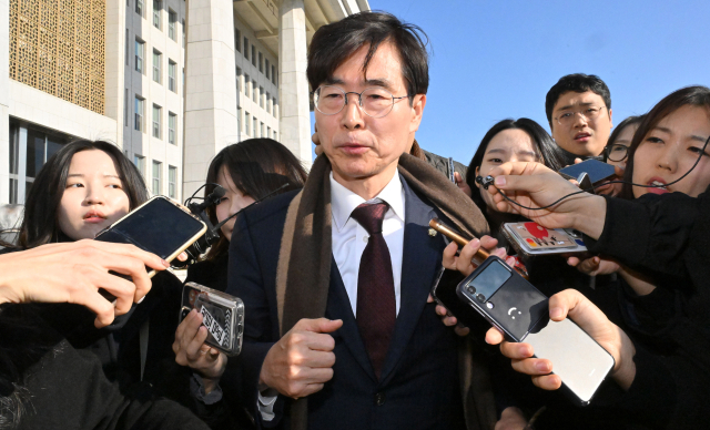 조경태 국민의힘 의원이 윤석열 대통령 탄핵소추안의 표결이 예정된 7일 국회를 나서면 취재진의 질의를 듣고 있다. 오승현 기자