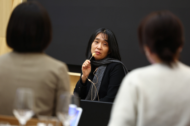 2024 노벨문학상 수상자인 한강 작가가 11일(현지시간) 스웨덴 스톡홀름의 한 출판사에서 열린 기자간담회에서 취재진 질문에 답하고 있다. 연합뉴스
