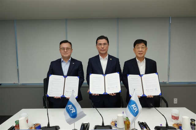 한국선급(KR)과 장금상선·HD현대마린솔루션이 선박 엔진·발전기 정비 효율화 기술 개발 협약을 맺고 기념촬영을 하고 있다. 사진제공=KR