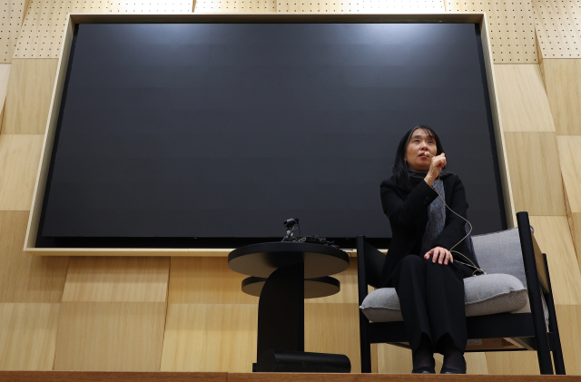 2024년 노벨문학상을 수상한 한강 작가가 11일(현지 시간) 오후 스웨덴 스톡홀름의 출판사에서 열린 간담회에서 노벨문학상 수상의 의미에 대해 설명하고 있다. /연합뉴스