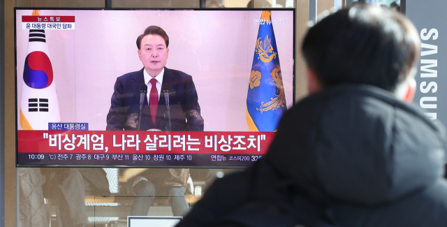 12일 서울 중구 서울역 대합실에서 시민들이 윤석열 대통령의 4번째 대국민 담화를 시청하고 있다. 뉴스1