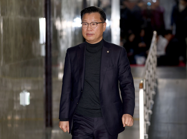 국민의힘 정국 안정화 태스크포스(TF) 위원장 이양수 의원이 11일 오전 국회에서 열린 의원총회에 들어서고 있다. 연합뉴