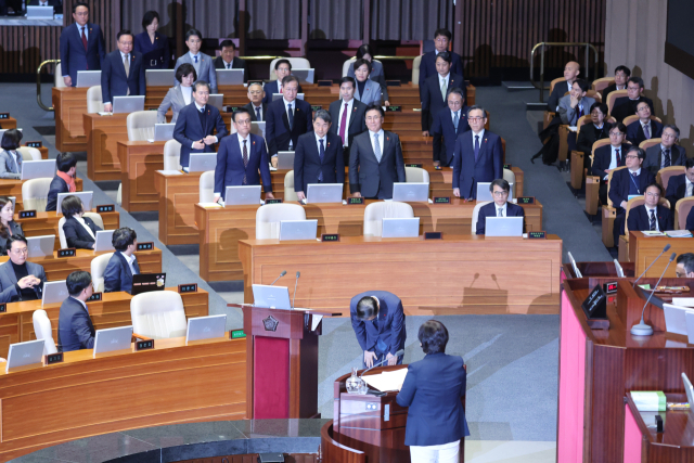 한덕수 국무총리를 비롯한 국무위원들이 11일 오후 국회 본회의에서 진행된 '윤석열 대통령 위헌적 비상계엄 선포 내란행위 관련 긴급현안질문'에서 더불어민주당 서영교 의원의 요구에 따라 일어서서 대국민 사과 인사를 하고 있다. 연합뉴스
