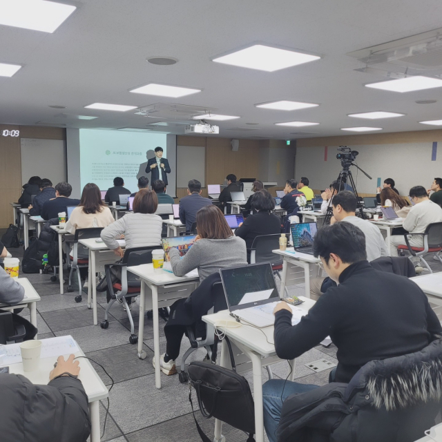 보험연수원이 지난달 모집 종사자들을 대상으로 연 ‘알아야 판다! AI와 함께하는 미래 보험 영업’ 교육에 참가한 수강생들이 강의를 듣고 있다. 사진 제공=보험연수원