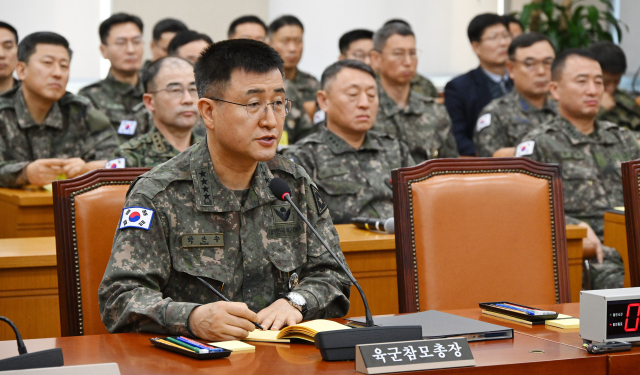 박안수 육군참모총장(계엄사령관)이 10일 국회에서 열린 국방위원회 전체회의에 출석해 의원들의 긴급 현안질의에 답하고 있다. 이날 현안질의에 여인형 전 국군방첩사령관은 불출석했다. 오승현 기자