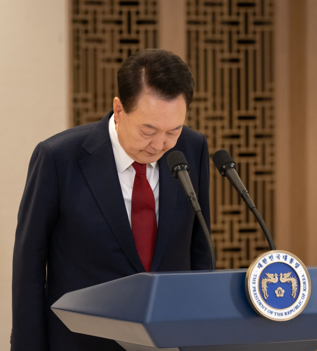 윤석열 대통령, 대국민 담화 (서울=연합뉴스) 한상균 기자 = 윤석열 대통령이 12일 용산 대통령실에서 대국민 담화 전 인사하고 있다. 2024.12.12 [대통령실 제공. 재판매 및 DB 금지] xyz@yna.co.kr (끝) <저작권자(c) 연합뉴스, 무단 전재-재배포, AI 학습 및 활용 금지>