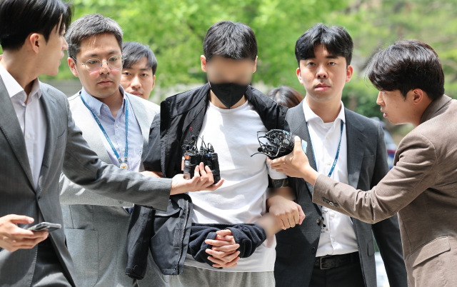 국가지정문화재인 경복궁 담장에 낙서하게 시킨 30대 남성이 지난 5월 구속 전 피의자 심문(영장실질심사)를 위해 서울 서초구 서울중앙지방법원에 출석하고 있다. 연합뉴스