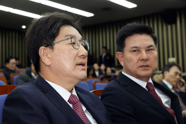 12일 오전 국회에서 국민의힘 원내대표 선출을 위한 의원총회에 앞서 후보인 권성동(왼쪽) 의원과 김태호 의원이 대화하고 있다. 연합뉴스