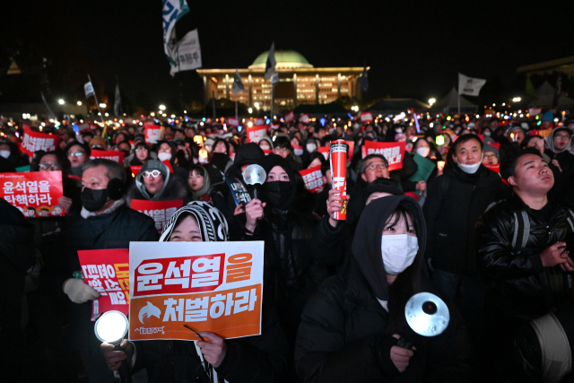 지난 7일 여의도 국회 앞에서 열린 윤석열 퇴진 시위. /서울경제 DB