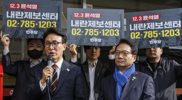 김민석 더불어민주당 수석 최고위원(왼쪽)과 박선원 의원이 11일 오전 서울 여의도 민주당사 입구에서 열린 '12.3 내란제보센터' 개소식 및 현판식에서 내란제보센터의 기능과 역할에 대해 발언하고 있다. 연합뉴스