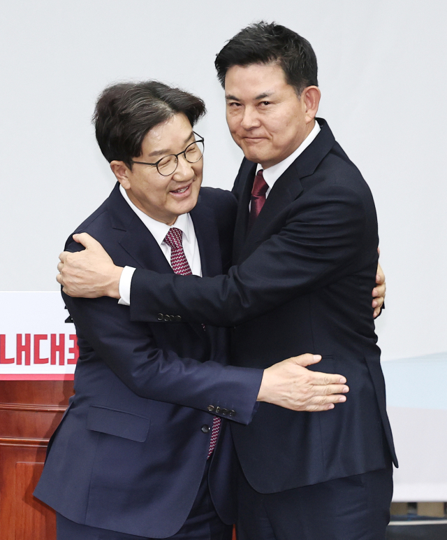 국민의힘 새 원내대표로 선출된 권성동 의원이 12일 오전 서울 여의도 국회에서 열린 원내대표 선출 의원총회에서 김태호 후보의 축하를 받고 있다. 뉴스1