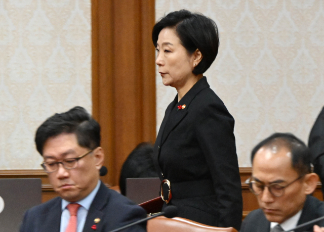 오영주 중소벤처기업부 장관이 10일 서울 종로구 정부서울청사에서 계엄 선포·해제 이후 처음으로 열린 국무회의에 참석하고 있다. 성형주 기자