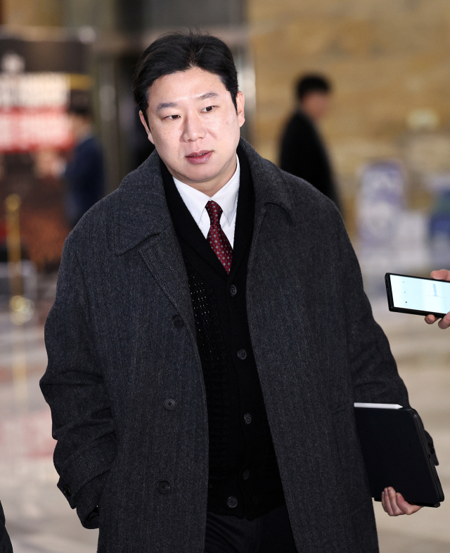 진종오 국민의힘 의원이 10일 오전 서울 여의도 국회에서 열린 비상 의원총회에 참석하고 있다. 뉴스1