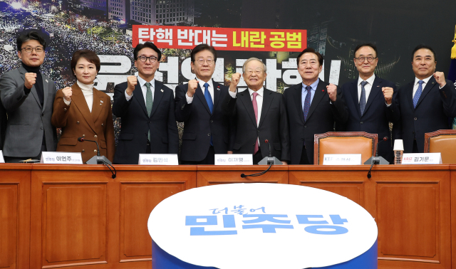 이재명(왼쪽 네 번째부터) 더불어민주당 대표가 12일 서울 여의도 국회에서 열린 경제단체 긴급 간담회에서 손경식 한국경영자총협회 회장, 김기문 중소기업중앙회장, 송치영 소상공인연합회장 등과 함께 기념 촬영을 하고 있다. 성형주 기자