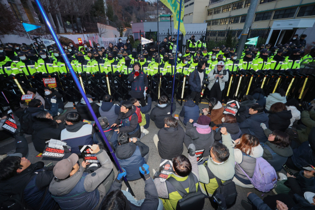 전국민주노동조합총연맹과 시민단체 회원들이 12일 오후 서울 용산구 한남동 대통령 관저 입구에서 윤석열 대통령 탄핵, 국민의힘 해체를 촉구하는 구호를 외치고 있다. 연합뉴스