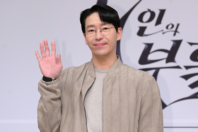 배우 엄기준이 지난 3월 27일 서울 양평구 SBS 사옥에서 진행된 SBS 새 금토드라마 ‘7인의 부활’(극본 김순옥/연출 오준혁·오송희) 제작발표회에서 포즈를 취하고 있다. 김규빈 기자