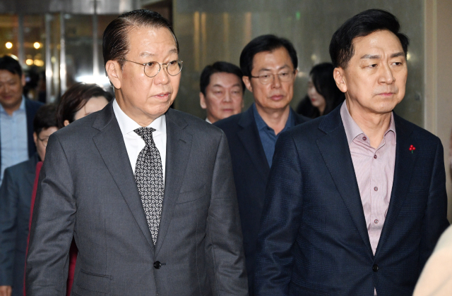 국민의힘 중진 의원들이 지난 11일 국회에서 우원식 국회의장에게 항의하기 위해 의장실로 향하고 있다. 오승현 기자