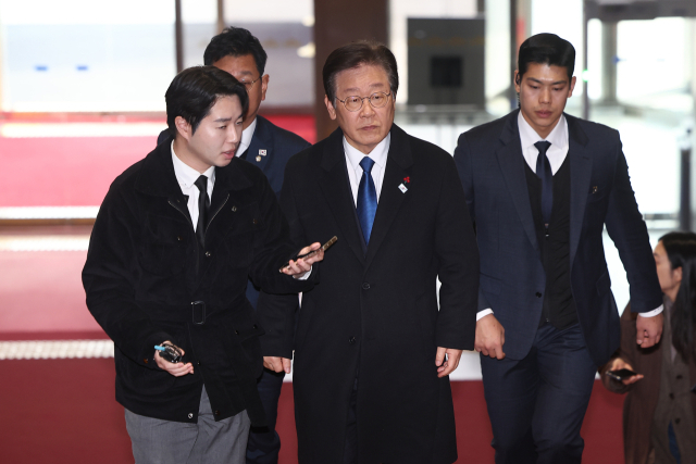 이재명 더불어민주당 대표가 12일 서울 여의도 국회에서 본회의장으로 향하고 있다. 연합뉴스