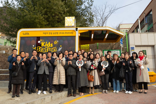남양주시가 12일 화도초등학교 도서관에서 ‘키즈스테이션’ 개소식을 열고 참가자들과 기념촬영을 하고 있다. 사진 제공=남양주시