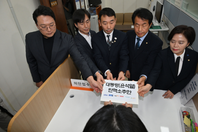 야6당 의원들이 12일 오전 서울 여의도 국회 의안과에 윤석열 대통령 탄핵 소추안을 제출하고 있다. 연합뉴스