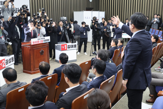 12일 국회에서 열린 원내대표 선출을 위한 국민의힘 의원총회에서 윤석열 대통령 대국민 담화를 비판한 한동훈 대표가 친윤계 의원인 강명구 의원으로부터 강한 항의를 받고 있다. 연합뉴스