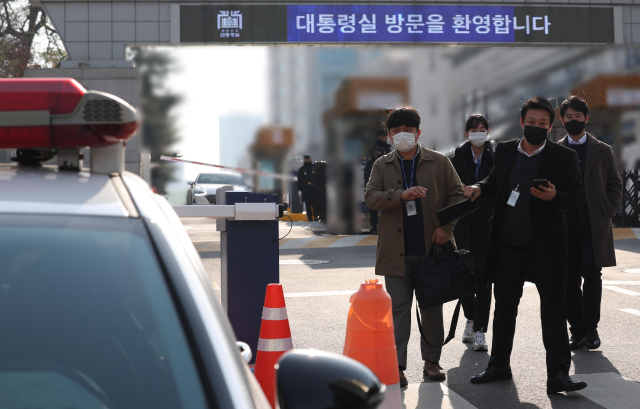 '12·3 비상계엄 사태' 수사를 위해 대통령실 압수수색에 나선 경찰 국가수사본부(국수본) 관계자들이 11일 서울 용산 대통령실 민원실에서 나오고 있다. 연합뉴스