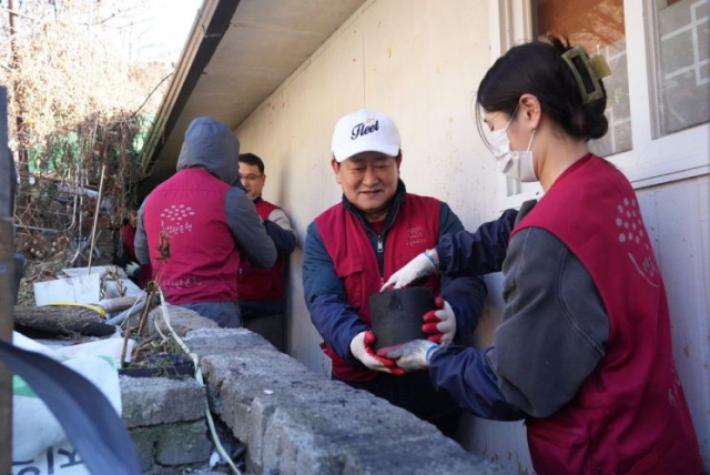 정재관 군인공제회 이사장이 서울 노원구 상계동에서 연탄 나눔 봉사를 하고 있다. 사진 제공=군인공제회