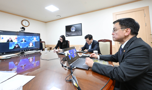 최상목(오른쪽 첫번째) 부총리 겸 기획재정부 장관이 마리 디론 무디스 국가신용등급 글로벌 총괄과 화상 면담을 하고 있다. 사진제공=기재부