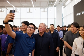 정의선, 해외 임직원 만나 "도전과 돌파력에 감명, 최고의 순간 아직 안 와"