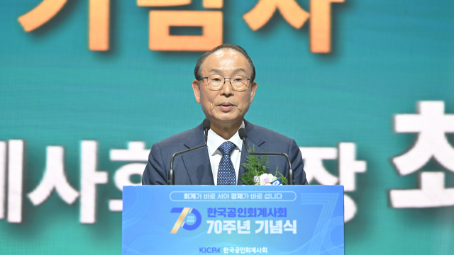 최운열 한국공인회계사회 회장이 지난 11일 서울 삼성동 그랜드 인터컨티넨탈 서울 파르나스에서 열린 한공회 창립 70주년 기념식에서 회계기본법 추진 의지를 밝히고 있다. 사진 제공=한국공인회계사회