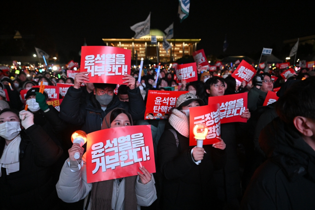 범국민촛불대행진 참가자들이 7일 윤석열 대통령 탄핵소추안 표결을 앞둔 서울 여의도 국회의사당 앞에서 윤 대통령 퇴진을 촉구하며 구호를 외치고 있다. 조태형 기자