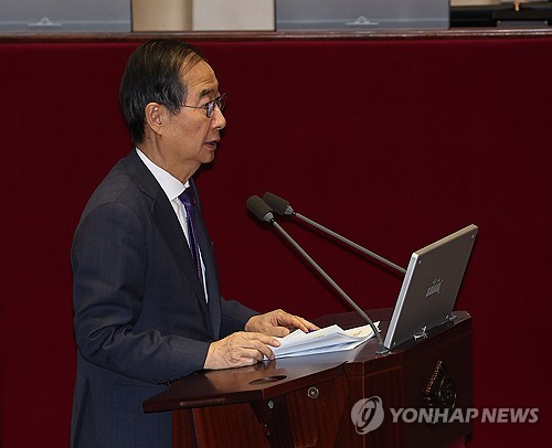 한덕수 국무총리가 13일 국회에서 열린 본회의 긴급현안질문에서 의원 질문에 답변하고 있다. 연합뉴스