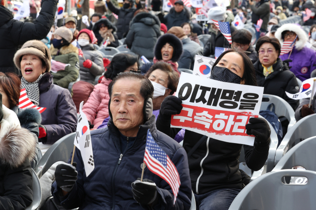 전국안보시민단체총연합회가 지난 12일 서울 종로구 동화면세점 인근에서 연 탄핵 반대 이재명 구속 집회에서 참가자들이 구호를 외치고 있다. 연합뉴스