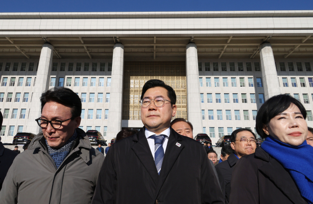 박찬대 더불어민주당 원내대표와 의원들이 14일 오전 국회 앞에서 탄핵 촉구 집회에 참석한 시민들에게 인사하기 위해 이동하고 있다. 연합뉴스