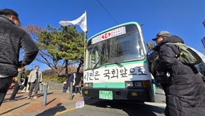 [르포] “새 시대 열자”… 尹 탄핵 표결 앞둔 여의도, 한파에도 ‘후끈’