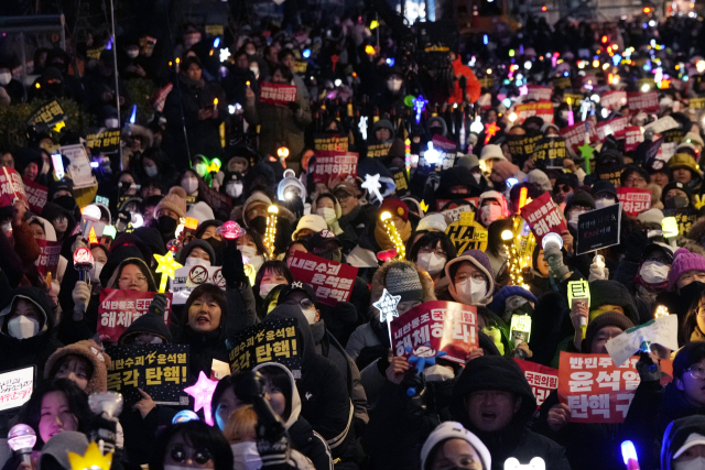 계엄혼란에도…"韓, 부모·자녀 함께 민주주의 공부" 외신 주목