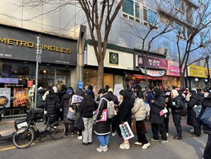 "오늘은 커피·주먹밥 공짜"…국회 앞 '선결제' 진풍경