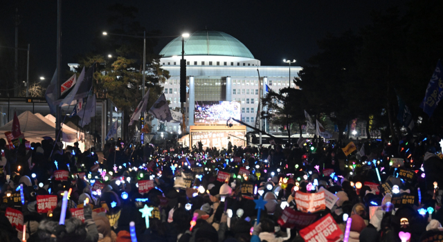 국회의 윤석열 대통령에 대한 두 번째 탄핵소추안 표결을 하루 앞둔 13일 서울 국회 앞에서 윤 대통령 탄핵 촉구 촛불집회가 열리고 있다. 조태형 기자