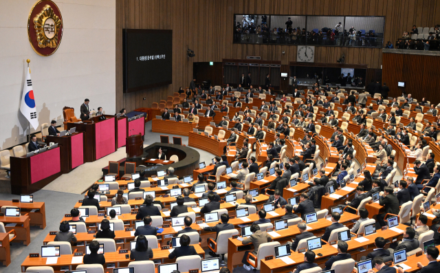 윤석열 대통령 탄핵소추안이 14일 국회 본회의에서 가결되고 있다. 오승현 기자 2024.12.14