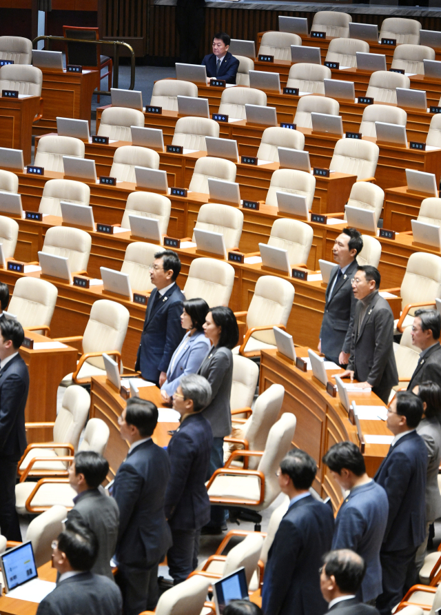 7일 국회에서 열린 본회의에서 윤석열 대통령 탄핵소추안이 상정되자 안철수 의원을 제외한 모든 여당 의원들이 본회의장에서 퇴장, 탄핵소추안 제안설명에 나선 박찬대 더불어민주당 원내대표를 비롯한 야당 의원들이 여당 의원들을 일일이 호명하며 표결 참여를 호소하고 있다. 오승현 기자 2024.12.07