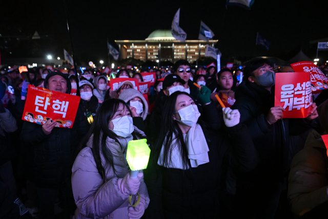 '내란죄 윤석열 퇴진! 국민주권 실현! 사회대개혁! 범국민촛불대행진' 참가자들이 7일 서울 여의도 국회 앞에서 대통령 퇴진을 촉구하며 구호를 외치고 있다. 조태형 기자 2024.12.07