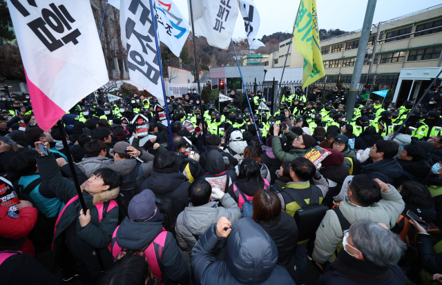 전국민주노동조합총연맹(민주노총) 등 단체 회원들이 12일 오후 서울 용산구 한남동 대통령 관저 입구에서 윤석열 대통령 탄핵, 국민의힘 해체를 촉구하는 시위를 벌이고 있다. 연합뉴스