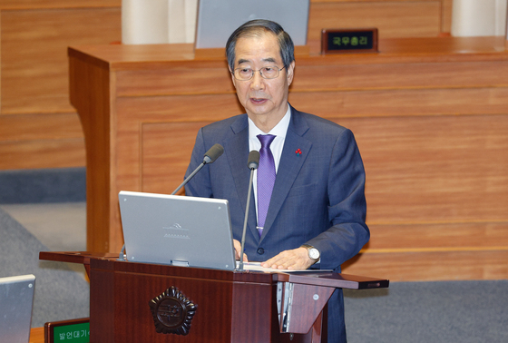 한덕수 국무총리가 13일 서울 여의도 국회에서 열린 긴급현안질의에서 답변하고 있다. 뉴스1