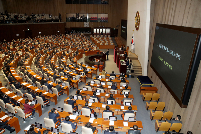 (서울=뉴스1) 이광호 기자 = 박찬대 더불어민주당 원내대표가 14일 오후 서울 여의도 국회에서 열린 본회의에서 윤석열 대통령 탄핵소추안에 대한 제안설명을 하고 있다. 2024.12.14/뉴스1