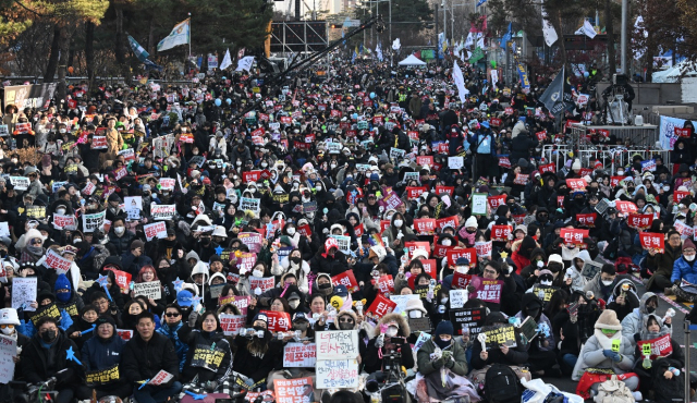 범국민촛불대행진 참가자들이 14일 윤석열 대통령에 대한 2차 탄핵소추안 표결을 앞둔 서울 여의도 국회 앞에서 윤 대통령 탄핵을 촉구하며 응원봉과 손피켓을 들고 있다. 조태형 기자 2024.12.14