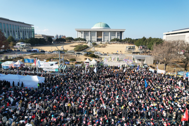 윤석열 대통령에 대한 두 번째 탄핵소추안 국회 표결일인 14일 서울 여의도 국회 앞에서 '윤석열 즉각 퇴진·사회대개혁 비상행동' 주최로 열린 촛불집회에 수많은 시민이 모여 있다. 연합뉴스